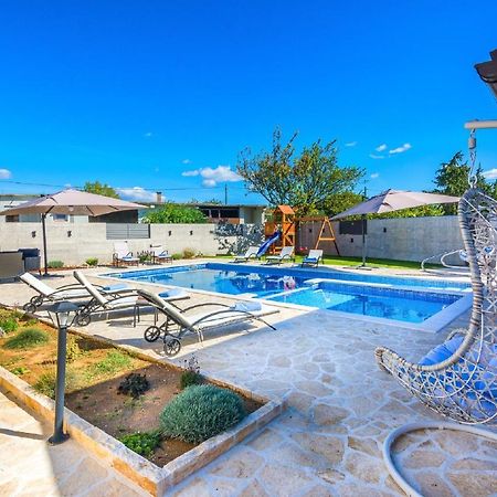 Smilcic Holiday Home Tower With Private Pool, Sauna And Quads מראה חיצוני תמונה