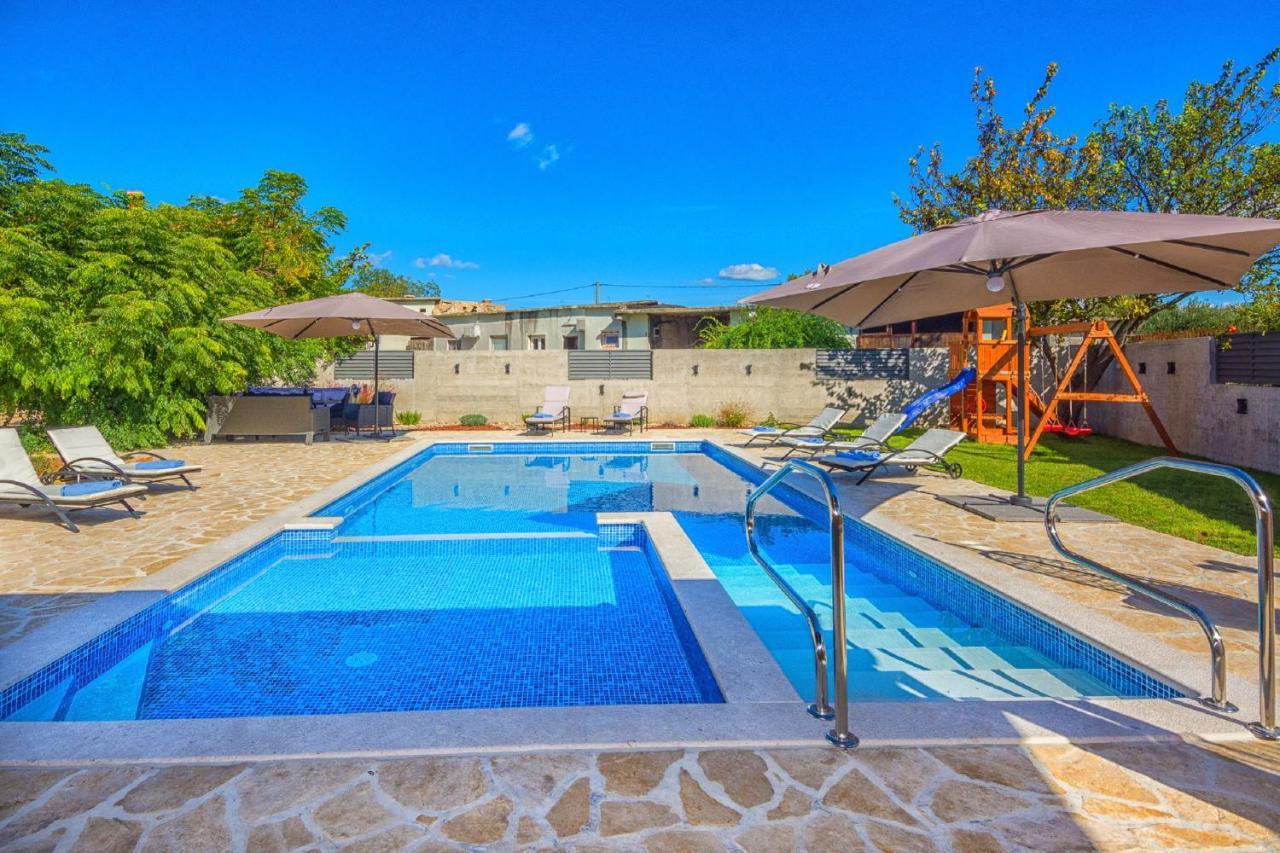 Smilcic Holiday Home Tower With Private Pool, Sauna And Quads מראה חיצוני תמונה
