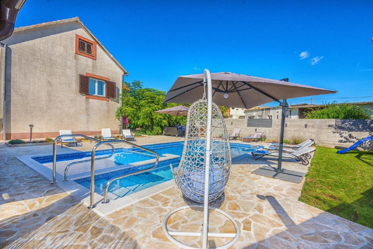 Smilcic Holiday Home Tower With Private Pool, Sauna And Quads מראה חיצוני תמונה