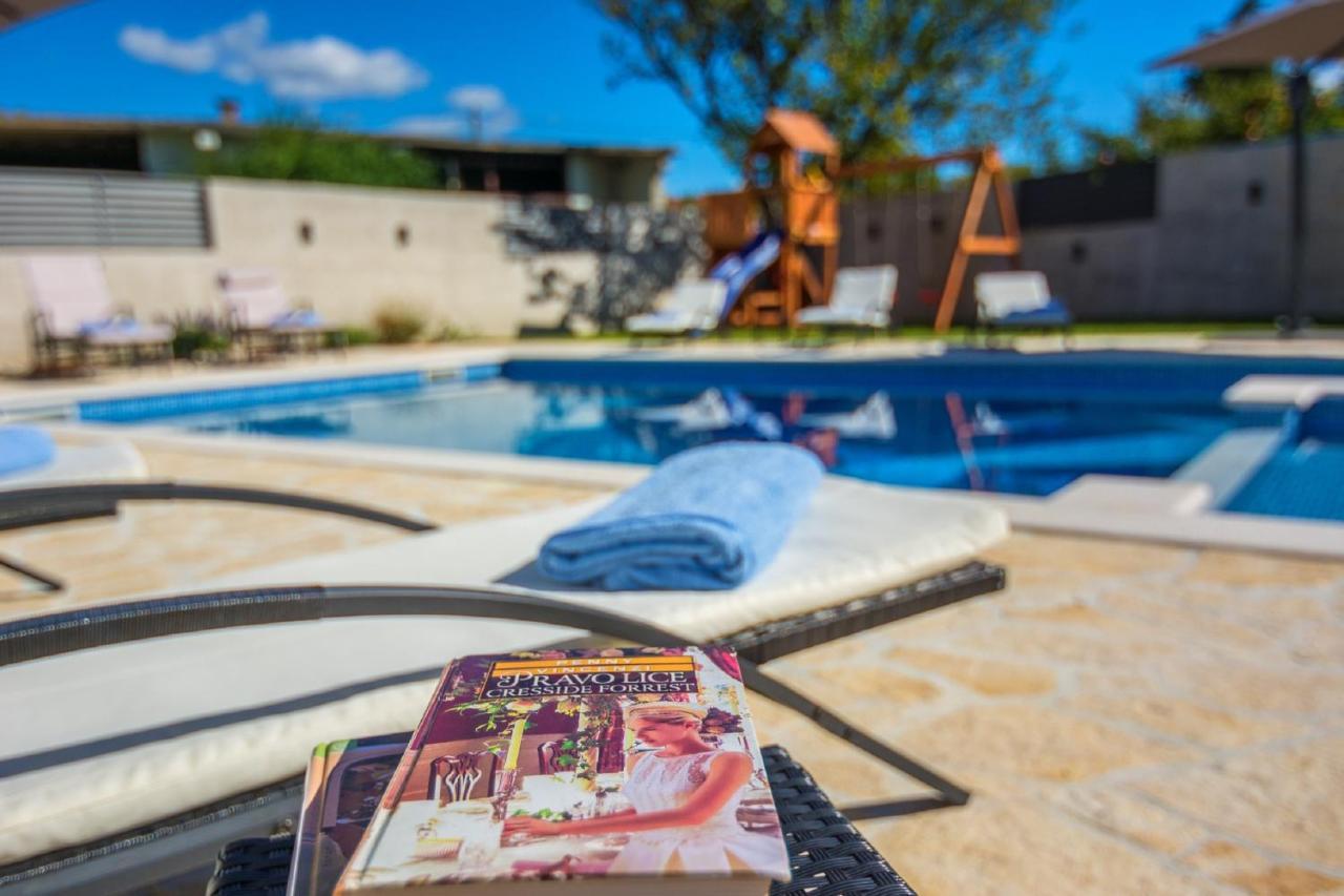 Smilcic Holiday Home Tower With Private Pool, Sauna And Quads מראה חיצוני תמונה
