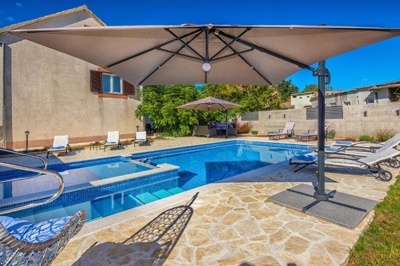 Smilcic Holiday Home Tower With Private Pool, Sauna And Quads מראה חיצוני תמונה