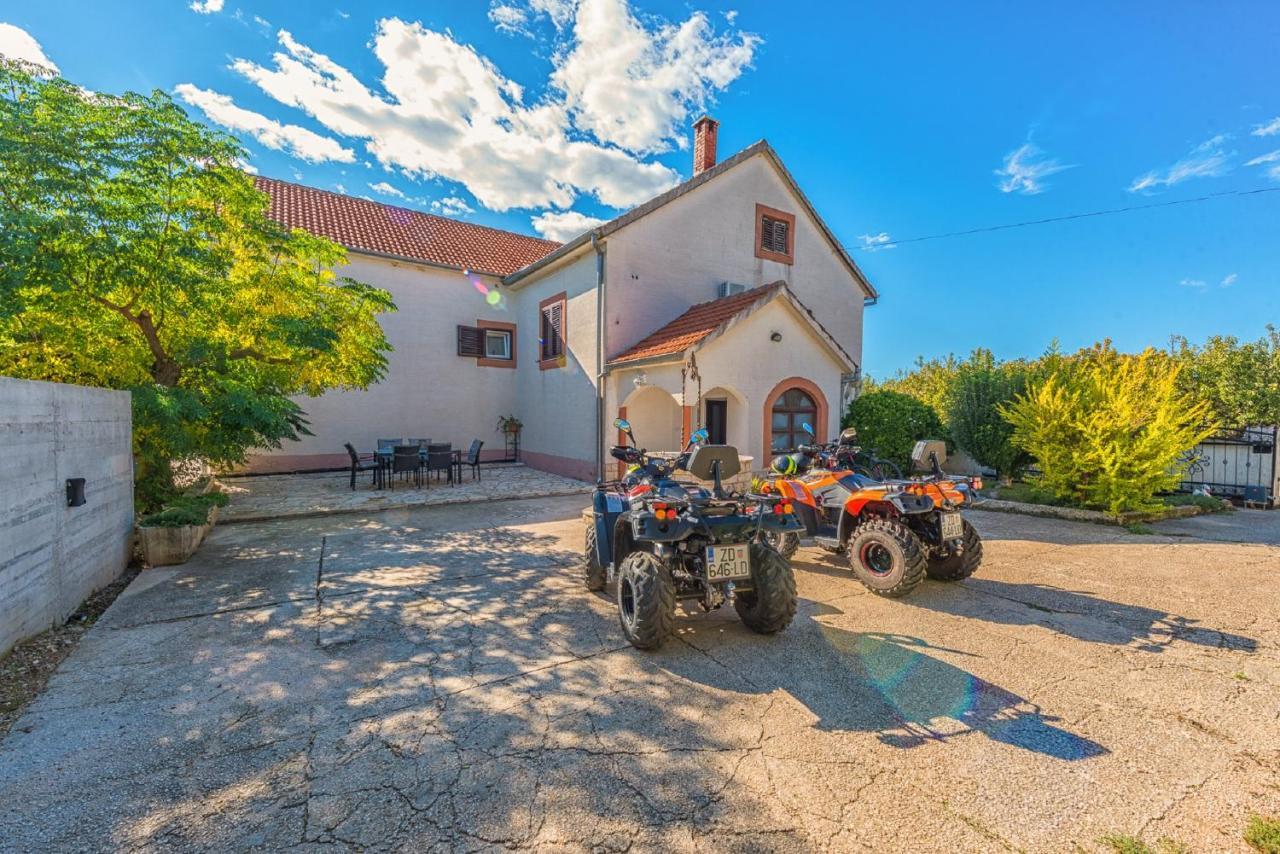 Smilcic Holiday Home Tower With Private Pool, Sauna And Quads מראה חיצוני תמונה
