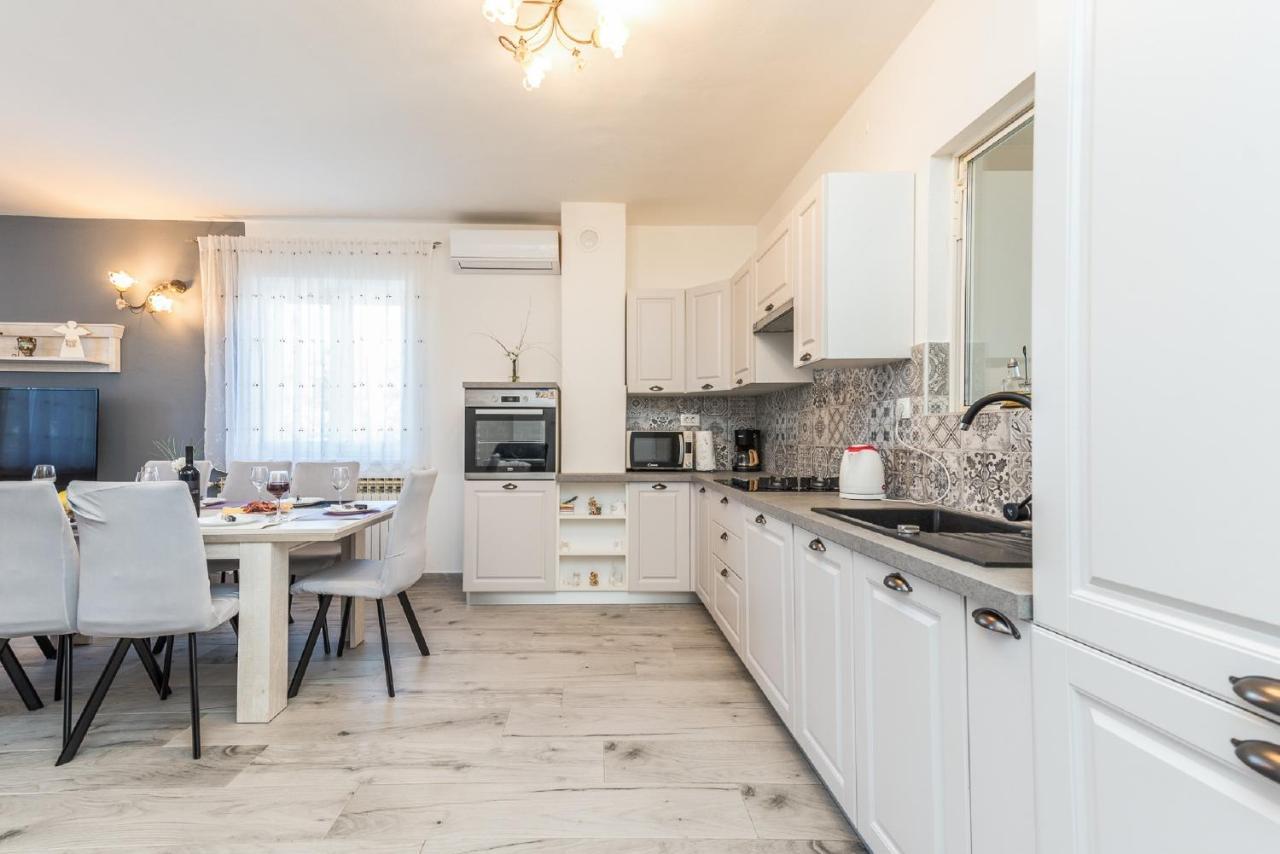 Smilcic Holiday Home Tower With Private Pool, Sauna And Quads מראה חיצוני תמונה