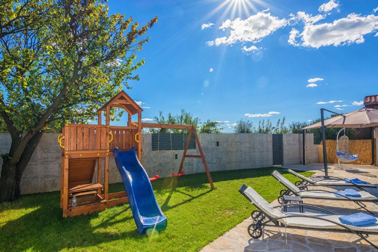 Smilcic Holiday Home Tower With Private Pool, Sauna And Quads מראה חיצוני תמונה