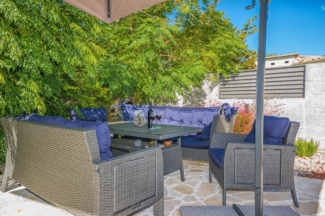 Smilcic Holiday Home Tower With Private Pool, Sauna And Quads מראה חיצוני תמונה