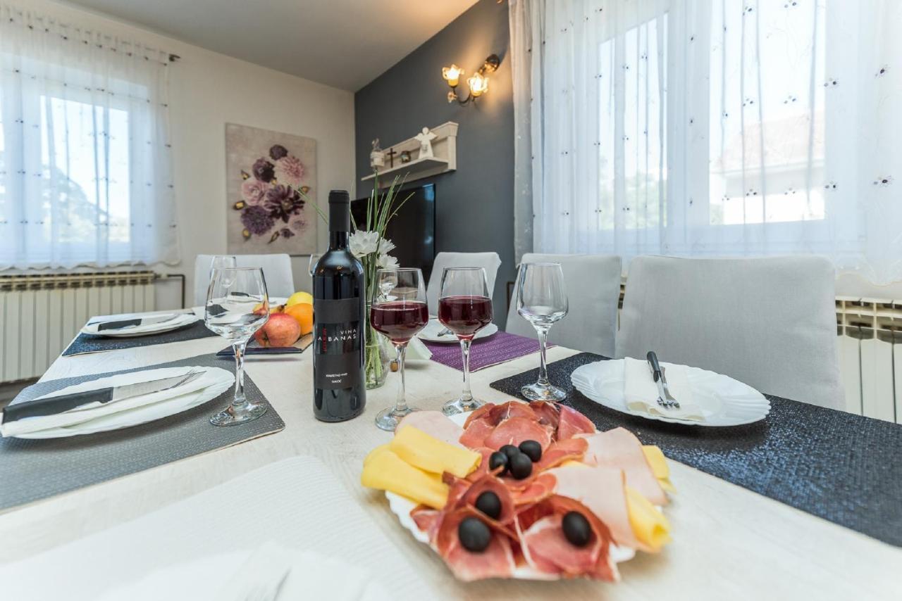 Smilcic Holiday Home Tower With Private Pool, Sauna And Quads מראה חיצוני תמונה