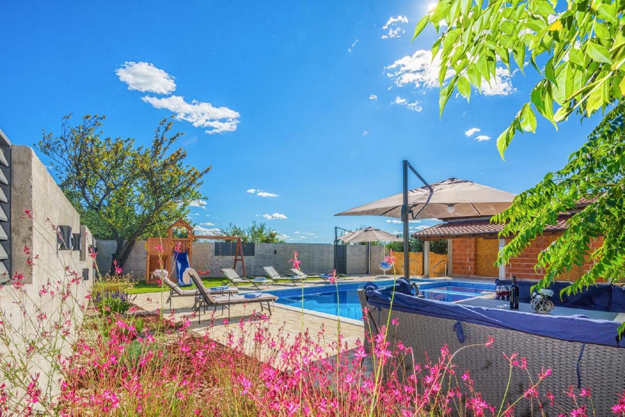 Smilcic Holiday Home Tower With Private Pool, Sauna And Quads מראה חיצוני תמונה