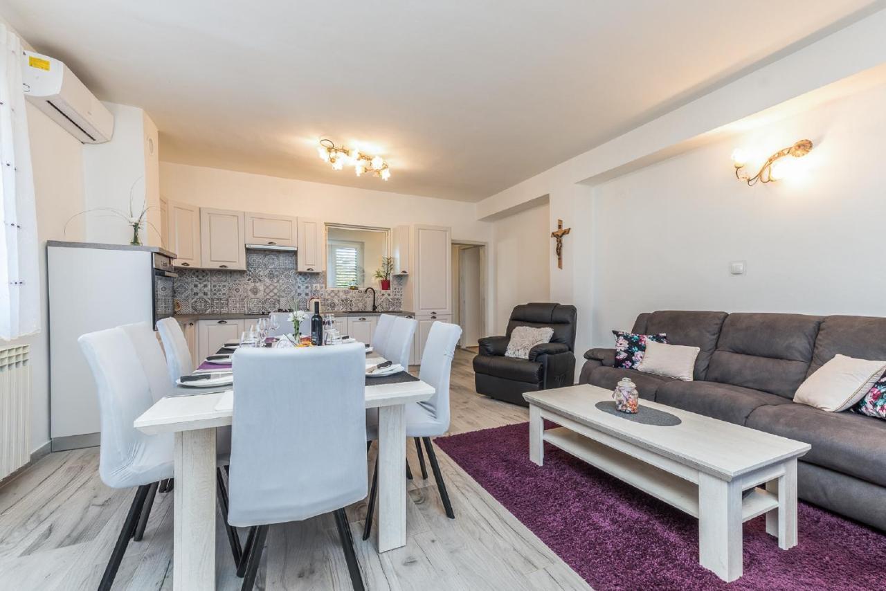 Smilcic Holiday Home Tower With Private Pool, Sauna And Quads מראה חיצוני תמונה